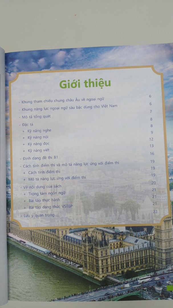 Trình bày rõ ràng thành các đề mục Nghe-Đọc-Viết-Nói. Các Ex(ample) có độ khó từ thấp đến cao. Sách in màu trên giấy tốt, kèm theo Answer key cho các Ex. Đáng mua dù hơi mắc