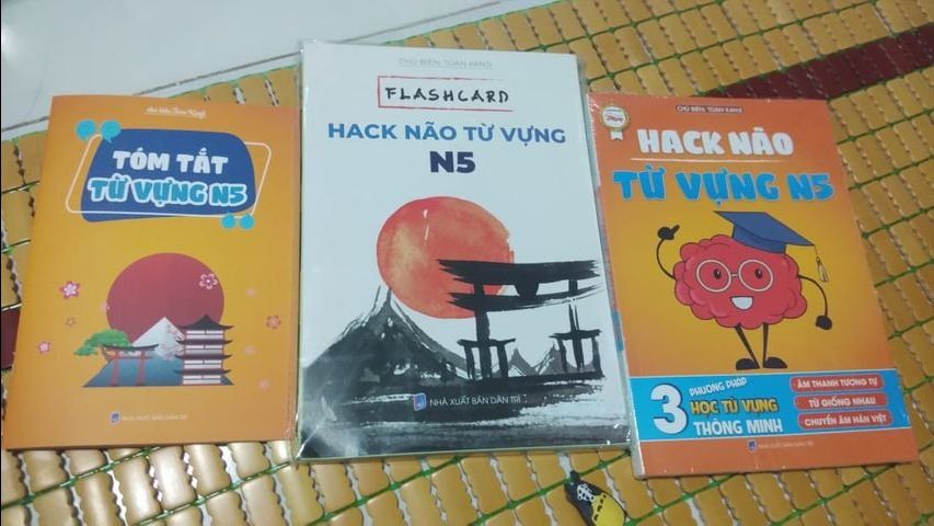 Sách gói khá là oki, trình bày rõ ràng và rất dễ hiểu, màu mực in đẹp lắm á. Lần trước có mua bộ Hack Não Kanji giờ có full tủ sách của Tiếng Nhật 21 Ngày. Mong về sau shop sẽ có nhiều sách chất lượng như thế này nữa. Mãi ủng hộ shop ?? Sách gói khá là oki, trình bày rõ ràng và rất dễ hiểu, màu mực in đẹp lắm á. Lần trước có mua bộ Hack Não Kanji giờ có full tủ sách của Tiếng Nhật 21 Ngày. Mong về sau shop sẽ có nhiều sách chất lượng như thế này nữa. Mãi ủng hộ shop ??