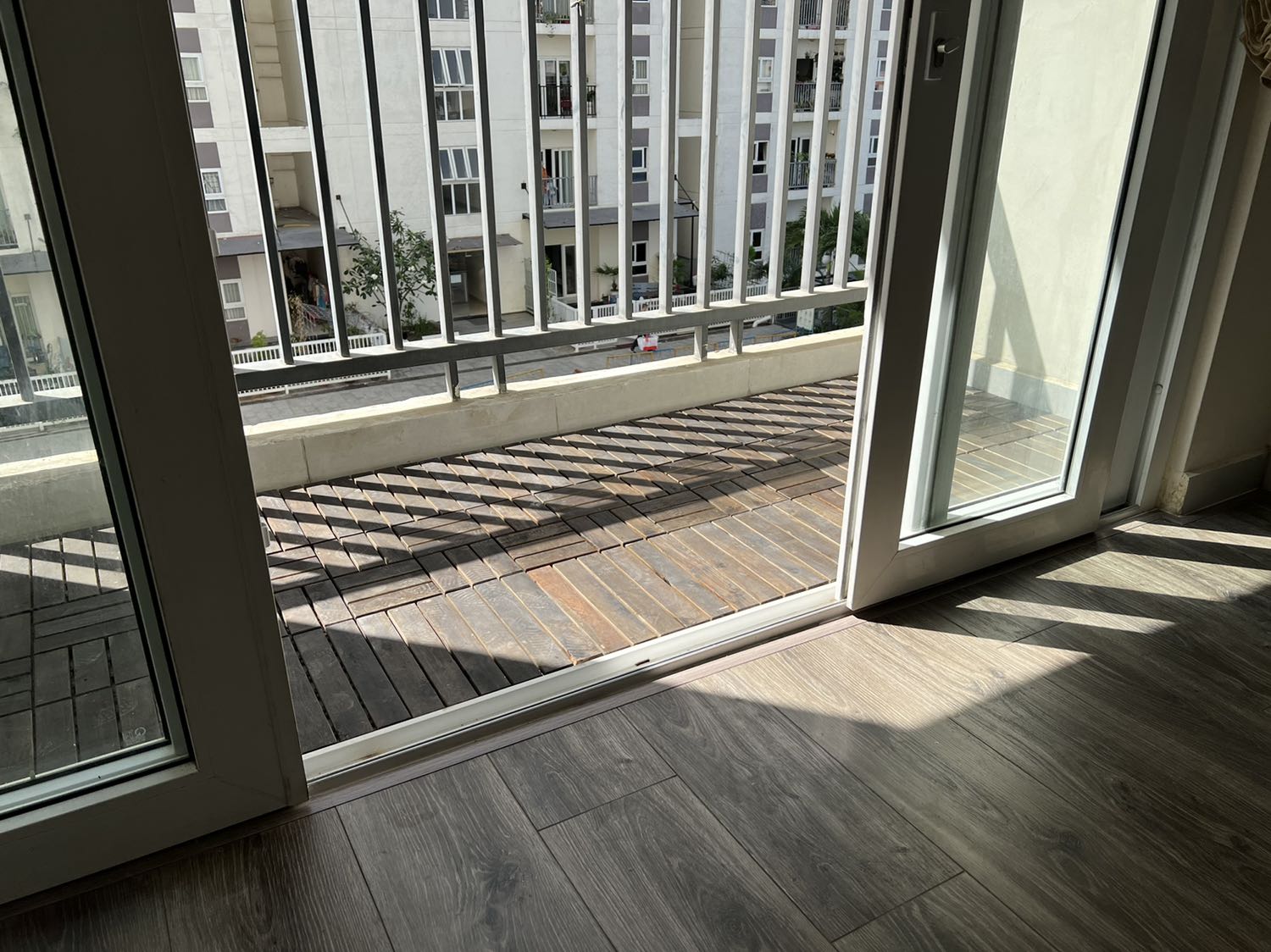 Vỉ gỗ đẹp, chắc chắn. Sản phẩm dễ lắp ghép. Giao hàng nhanh như thường lệ.