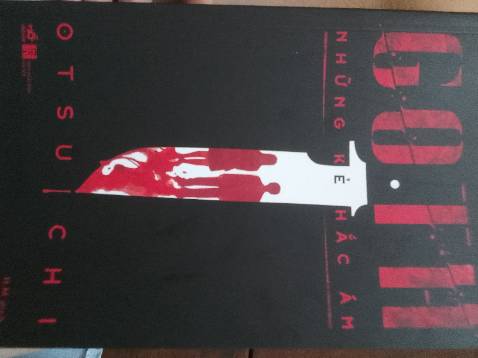 Mấy này t thử chuyển qua đọc thể loại trinh thám cho thay đổi không khí. Goth là quyển t3, sau Phía sau nghi can X và Điều kỳ diệu. Ôi má ơi đó 2 quyển kia kiểu cũng hơi hơi nên đọc sang Goth cái thấy xợ luôn. Lúc mới đầu thấy bất ngờ luôn vì kiểu hơi suy sụp thế giới quan í. Xong chắc do đọc sáng sớm nên v. Cuối cùng cx đọc xong. Đọng lại trong t là kiểu hoang mang>xợ>bất ngờ>tội>thương>hoàng mang. Sách có rất nhiều tình tiết thú vị khiến mk phải load những cái "tôi", k chú ý là khó hiểu ngay. "Con người bao gồm những kẻ giết người và những người bị giết". Một nhân vật đã nói v. Nhưng đến cuối thì cx là lúc phải lựa chọn. Bn sẽ đi trên con đường nào? Morino có lẽ đã bt. Túm lại là nhìn v mà k phải v🙄