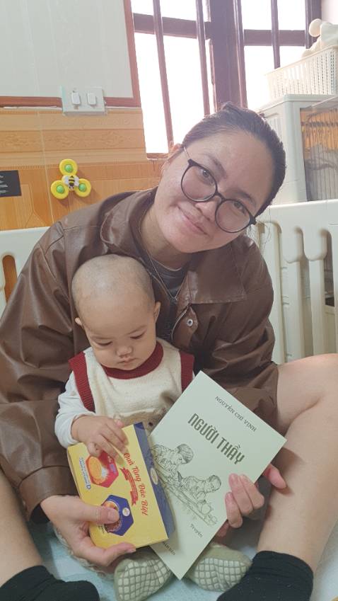 Mình mua cuốn sách này bởi vì mình đã đọc thử nó tại hiệu sách ở FAHASA. Giá bán ở FAHASA online lúc nào cũng rẻ hơn offline rất nhiều. Chất lượng sách thì ko khác nhau. Các bạn đóng gói rất cẩn thận. Ngoài ra các bạn ấy còn tặng thêm cho nhà mình 1 hộp bánh nhân dịp giáng sinh. CẢM ƠN CÁC BẠN RẤT NHIỀU