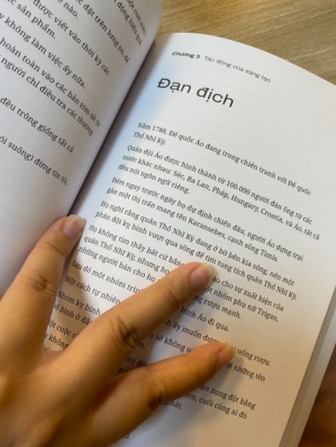 Nội dung sách là những mẩu truyện ngắn về sáng tạo tác giả sưu tầm được, sau đó có một bài học cuối mỗi chuyện. Đọc quyển này thấy mở mang cho mình góc nhìn về sáng tạo và giải quyết vấn đề bằng sáng tạo. Những bài học để lại cho mình những suy nghĩ nhất định. Trước giờ hay đọc sách tư duy tâm lý nặng đô, quay lại đọc quyển này thấy rằng ko phải những phân tích cao suêu mới có thể tác động đến tư duy của mình. Chỉ cần những thứ nhẹ nhàng nhưng có sức nặng ntn thôi là đã biến chuyển nhiều điều trong đầu mình vê tư duy sáng tạo rồi. Sự sáng tạo có mặt ở khắp mọi nơi và ai cũng có khả năng sáng tạo, điều quan trọng là mình phải luyện tập nó hàng ngày, tìm kiếm sự stao trong những thứ nhỏ nhất.
 Chất giấy ok, chữ to, có hình minh họa nên đọc cũng dễ chịu.