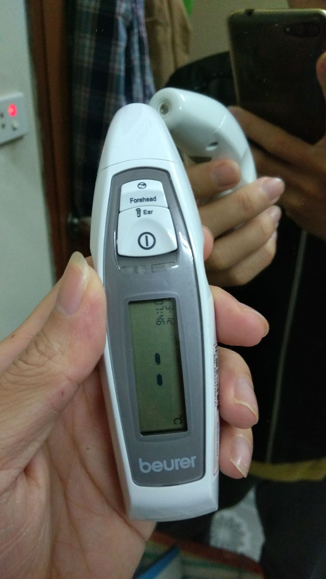 sp đúng mô tả. đo tai khá nhanh, nhưng đo trán phải giữ và kéo qua 2 bên thái dương, nên hơi khó với trẻ sơ sinh. chuyển chế độ sang đo môi trường bằng cách bấm 2 nút như hướng dẫn cũng khá khó. mẹo là, sau khi bấm nguồn, giữ luôn 2 nút như hướng dẫn, 100% là được.
sp đo được cả nước tắm bình thường. chú ý không để xa quá, cách khoảng 2-3cm