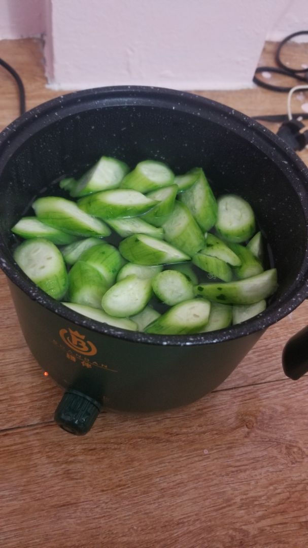 Nồi nhỏ xinh và khá tiện dụng. 
Mình dùng để nấu canh, xào, rán trứng, hấp bánh thậm chí nấu cơm đều rất ok. 

Nhược điểm là vỏ bằng nhựa và lõi bằng chất liệu gì mk ko rõ nhưng khá bám dầu nên rửa sẽ hơi khó khăn hơn các chất liệu khác. Được cái là không nóng và nhẹ. Ngoài ra thì  nắp đậy bảo là thiết kế để đặt điện thoại xem giải trí lúc nấu nhưng mk nghĩ ko ai làm thế cả, ngược lại lại hơi khó cầm, riết vài bữa quen hơn thì đỡ nhưng vẫn là một điểm trừ.

Nói chung nếu nhu cầu sử dụng chỉ 1-2 người và ăn uống đơn giản thì nên mua nha.