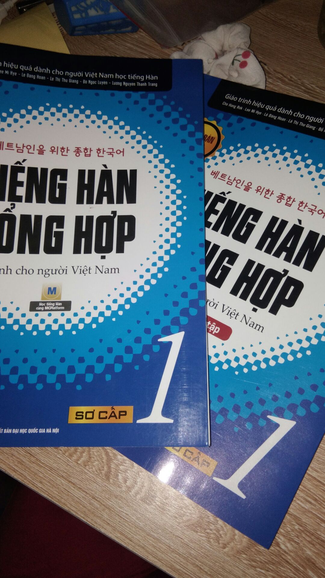 sách đẹp lắm, bao rất là kĩ luôn nma bìa bên ngoài thì dính bụi với bùn hơi dơ :