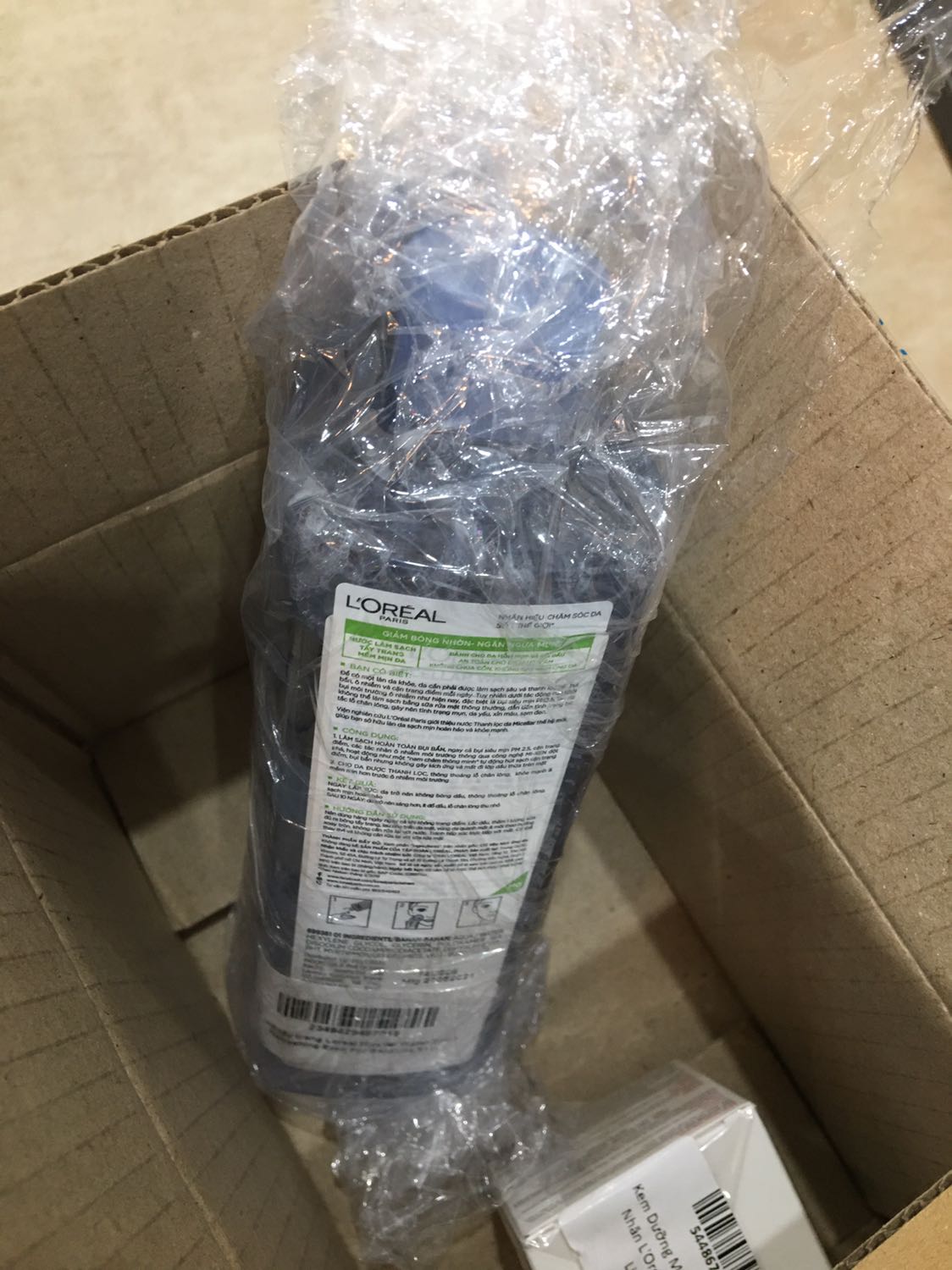 Rõ ràng mua hàng từ chính hãng (cửa hàng của L’oreal) nhưng lần này sản phẩm đóng gói rất sơ sài, chai nước tẩy trang chỉ được quấn vài lớp màng chít rồi để trong hộp giấy; chai không có tem niêm phong hay bao bì gì cả, thực sự không biết có phải hàng thật không nữa :(