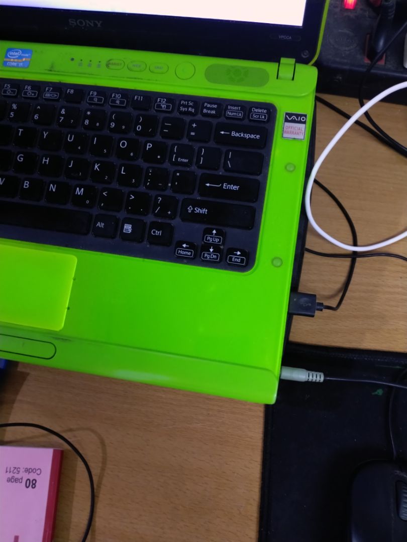 Đặt đúng cỡ của ổ đĩa, tháo 2 ốc, gắn HDD cũ nhét vào là xong.

Quá tiện lợi, giờ mình đã có SDD (240GB) để chạy ứng dụng cực nhanh và HDD (500GB) để làm kho lưu trữ.

Đọc đánh giá cũ mấy năm trước thấy nghi ngờ hàng giả, nhưng giờ chắc chắn là không phải nhé! Đúng như mô tả trên trang chủ Orico luôn, nhưng loại này chắc giờ ít kinh doanh hơn vì máy mới chắc dùng cỡ 9.5mm nhiều hơn. Thế nên mình phải tìm mới thấy thông tin trên trang chủ, còn loại 9.5 thì hiển thị ra ngoài thấy luôn.