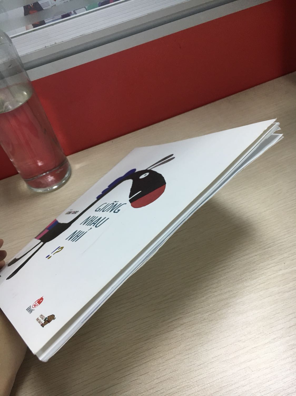 Khi mở hộp ra mình cứ tưởng giao nhầm, vì sách quá cũ, mép bị nhăn, xong rồi rất bụi kiểu như sách để quá lâu hoặc bị dùng rồi. Mình rất ưu tiên đặt sách trên tiki mà lần này hơi bị thất vọng.