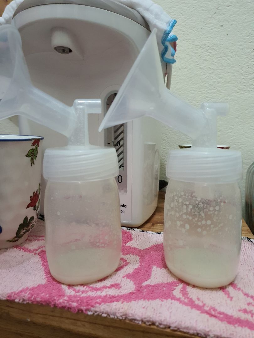 - Thông tin sản phẩm:

Hướng dẫn sử dụng: Bình sữa sử dụng núm *** nhu động siêu mềm. Được thiết kế dựa trên chuyển động 3 bước: tăng độ bám giúp môi bé giữ chặt với núm ***, phù hợp với lực hút của bé, giúp lượng sữa chảy ra đều đặn.