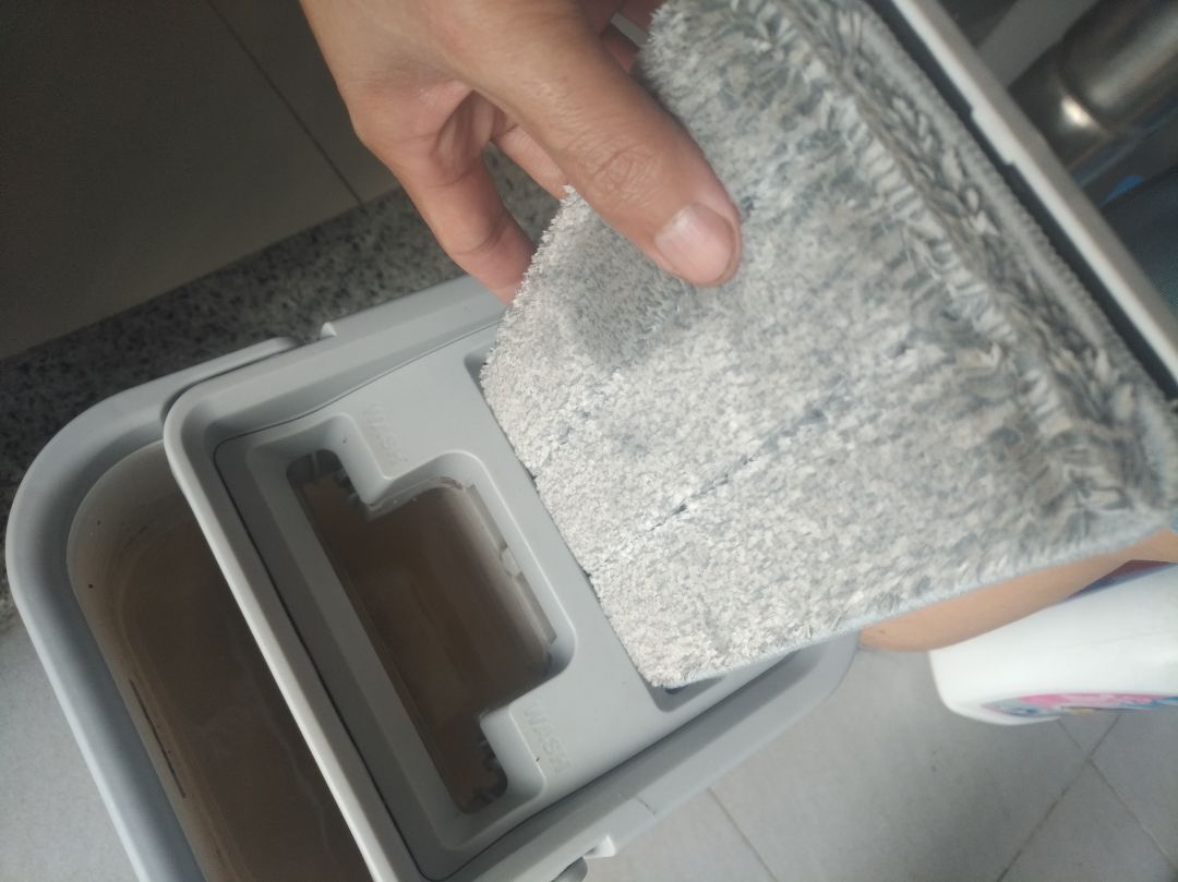 Sản phẩm rất ok, đáng tiền. Được kèm 3 miếng lau, có thể dùng lau kính cửa, sàn nhà riêng. Vắt khô lau cực sạch bụi bẩn, đi mát chân hẳn. Cán lắp dễ dàng.  Tay nắm đệm cao su mềm cho cảm giác cầm nắm em tay. Bàn lau gấp lại rất nhạy và chuẩn giúp dễ đặt vô thùng kéo lên xuống. Vắt bên ngăn khô nước chảy về ngăn chưa luôn. Thích ?