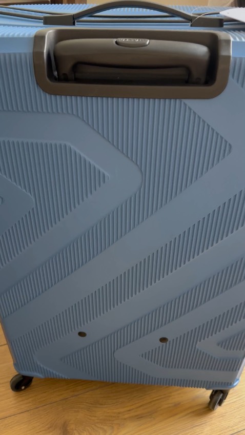 Vali nhẹ, bánh xoay êm, tuy nhiên khá mỏng, tay cầm kéo ko chắc lắm. Giá sale thì ok , giá gốc thì đắt