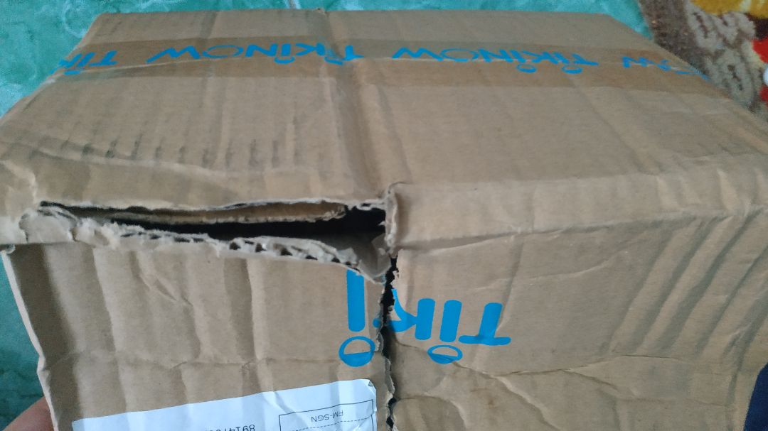 Mình mua tiki rất nhiều lần rồi, nhưng dạo gần đây mua thì bên dịch vụ giao hàng kém quá,đóng gói quá tệ,hàng điện gia dụng vậy mà vận chuyển thì rách tùm lum luôn? vậy mà cũng không để một lớp chống sốc gì luôn. May mắn là hàng bên trong không bị gì,sản phẩm bên trong không bị gì,đồ đầy. đủ.THẤT VỌNG QUÁ?? Mình mua tiki rất nhiều lần rồi, nhưng dạo gần đây mua thì bên dịch vụ giao hàng kém quá,đóng gói quá tệ,hàng điện gia dụng vậy mà vận chuyển thì rách tùm lum luôn? vậy mà cũng không để một lớp chống sốc gì luôn. May mắn là hàng bên trong không bị gì,sản phẩm bên trong không bị gì,đồ đầy. đủ.THẤT VỌNG QUÁ??