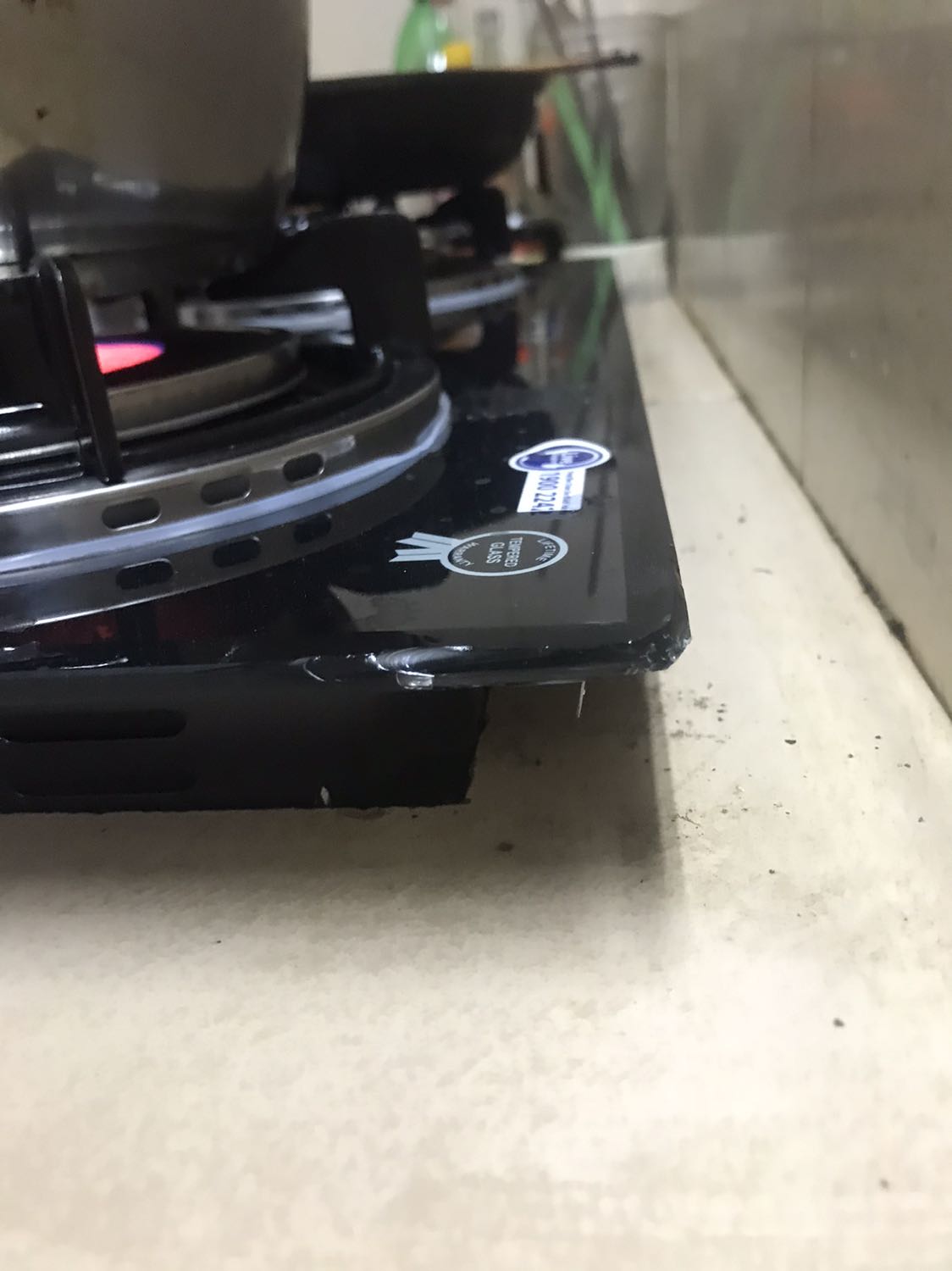 Bếp ổn nhưng kính bị mẻ góc, đang lo kính cường lực bị mẻ vậy có bền ko. Shop cho xin tư vấn Bếp ổn nhưng kính bị mẻ góc, đang lo kính cường lực bị mẻ vậy có bền ko. Shop cho xin tư vấn