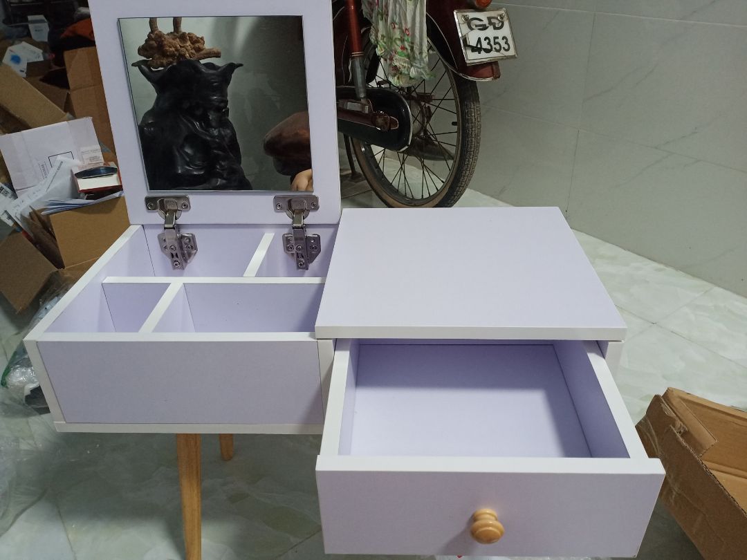 Bàn xinh y ảnh, cũng to lắm nha, dễ lắp ráp, giao cũng nhạn, đóng gói ok không vỡ nhưng shop nên dán thêm keo hàng dễ vỡ cho chắc ạ