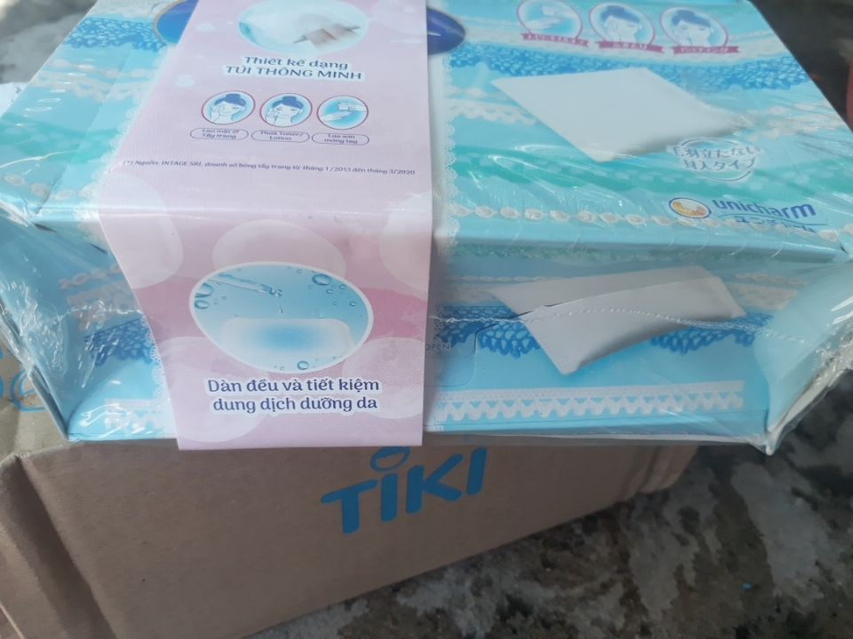 Hộp bị méo bẹp trước khi đóng gói, màu sắc của hộp nhìn hơi cũ, bông mềm, không bị xù. Do dịch nên giao hàng như vậy là ok rồi.