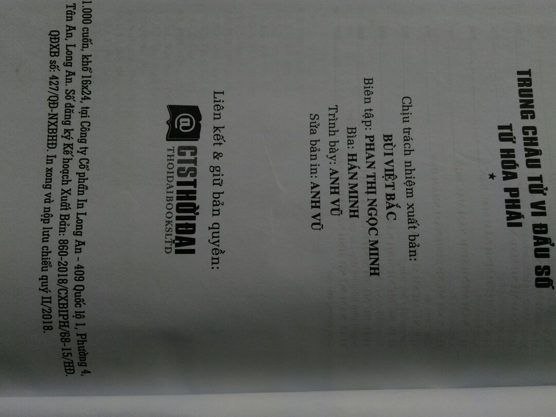 Quyển này bìa cứng( không giống phần ghi thông tin quyển sách trên trang tiki là bìa mềm),hơi thất vọng là giấy mỏng và in chữ hơi mờ, chắc để trống in lậu. Quyển này giống hệt bên tiki bán, lúc ấy chỉ có 420k, mà mình mua tận 479k, chỉ vì nhìn thấy bìa mềm và bình luận tốt.