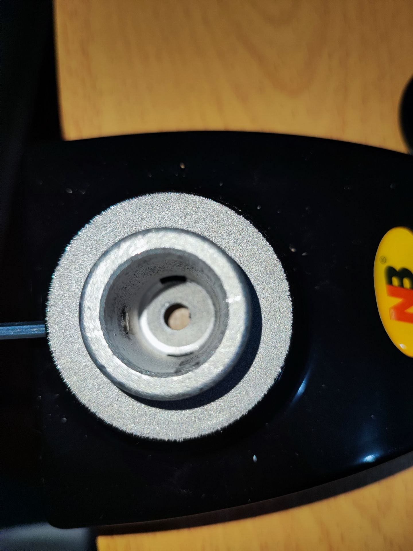 Ốc siết giữ chân arm không siết vào được. nhưng thôi, rẻ hơn chỗ khác thì nó thế