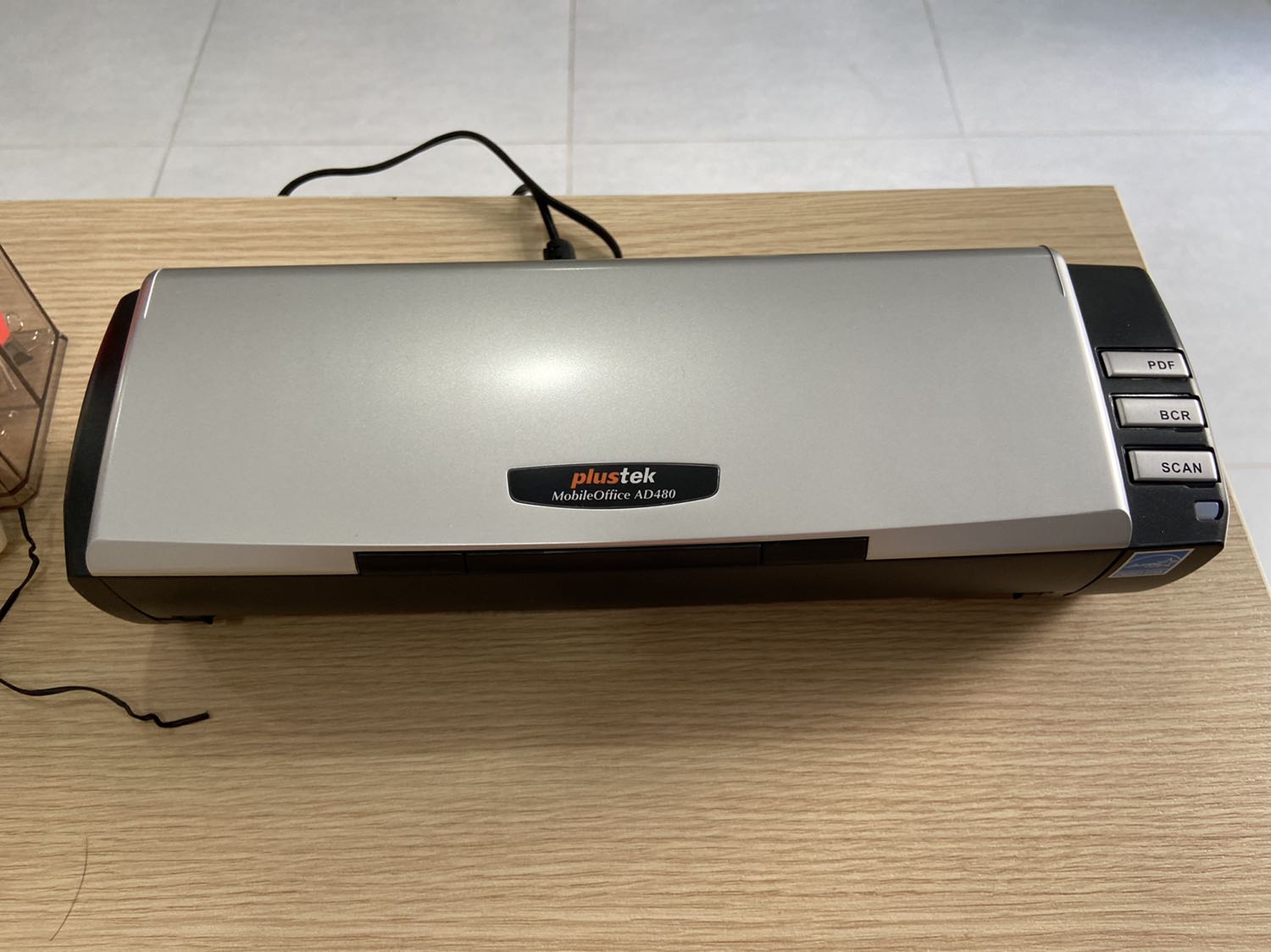 Sản phẩm nhỏ gọn, tiện dụng. 1 lần bỏ giấy scan là 20 tờ (2 mặt) scan rất nhanh, sau khi hết 20 tờ thì trong 10 giây bỏ tiếp vào để scan tiếp, nếu lo bỏ thêm vào thì máy tự stop thành file PDF