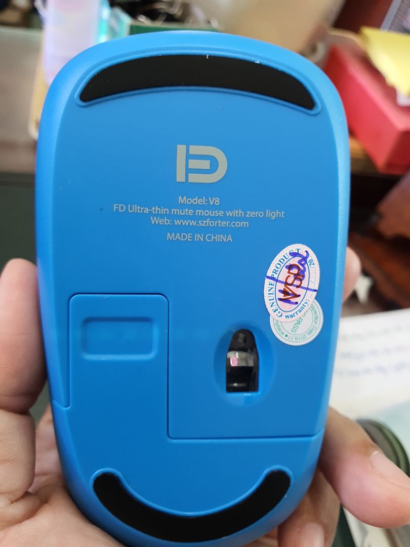 Chuột cầm nhẹ tay, êm, nhấn không tiếng ồn. Màu sắc ổn. Độ bền thì chờ thời gian.