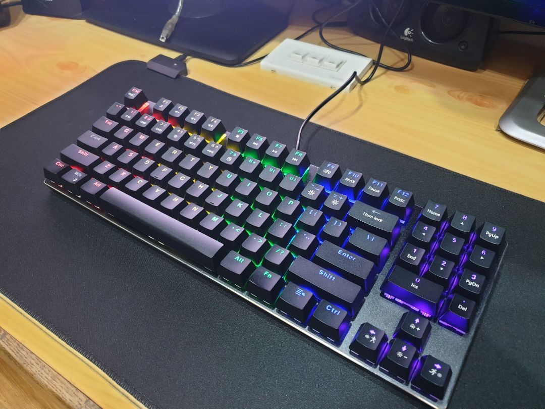 Lúc đầu mình định chọn EK387 nhưng sau khi biết EK389 mình đã quyết định lấy nó và khi cầm trên tay mình thấy đó là sự lựa chọn hợp lý. Mình thích cái hình thức mạnh mẽ, âm thanh gõ chắc, Led rất sáng. Có điều,  nếu là dân kỹ thuật nên cân nhắc, vì nó rút gọn còn 89 phím nên nhiều thao tác phải dùng tổ hợp phím nên hơi bất tiện nếu ko quen. Riêng cá nhân mình vẫn chấm em này.