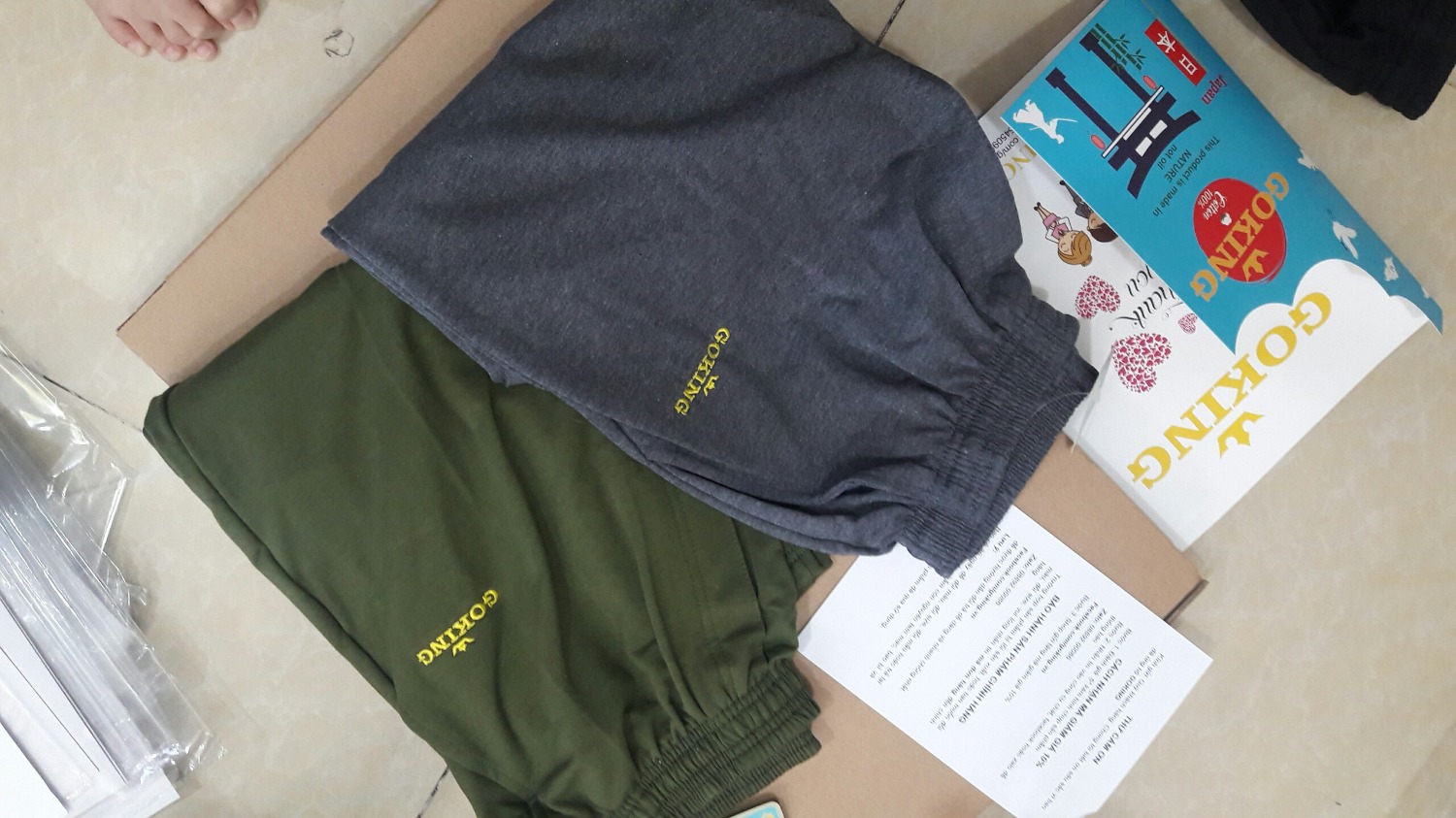 đã nhận được hàng, màu xám đậm và màu xanh lá đậm như mô tả, màu xanh lá bên ngoài nhìn cũng đẹp chứ không đến nỗi, chất thun sờ mịn, mặc mát không bị nực, góp ý  chữ goking thêu nên đổi màu trùng như áo polo của shop làm ý sẽ đẹp hơn