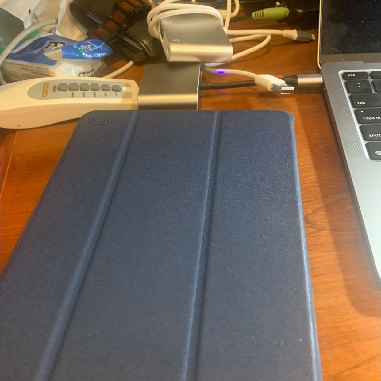 Bao da đẹp, chắc chắn, chất liệu tlcamr nhận thấy tốt. Đóng gói kỹ, giao hàng nhanh