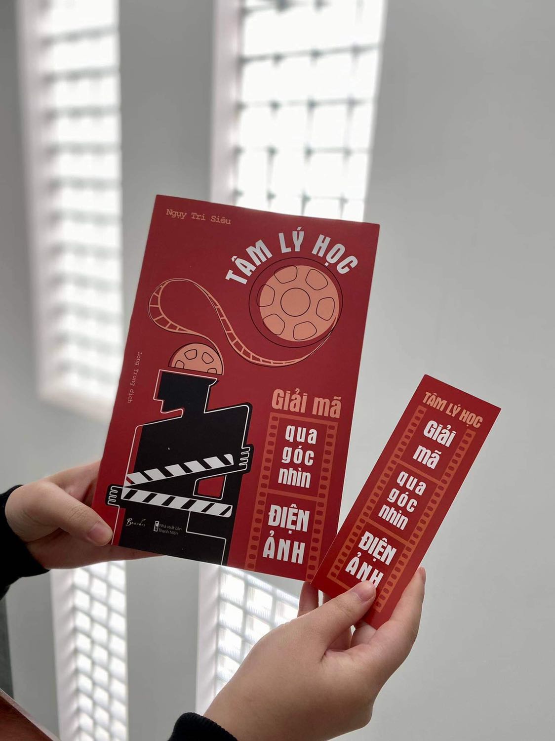 Mọt phim là không được bỏ qua cuốn sách này đâu. Lâu lắm mới có một cuốn sách khiến mình phấn khích đến vậy. Nội dung thì có độc lạ, cách dẫn dắt vấn đề thì thông minh, hài hước. Thi thoảng mình đọc sách cũng phải woww lên vì tại sao có những thủ thuật tâm lý trong phim ảnh đến giờ mình mới biết. Rate 5 sao luôn nhé