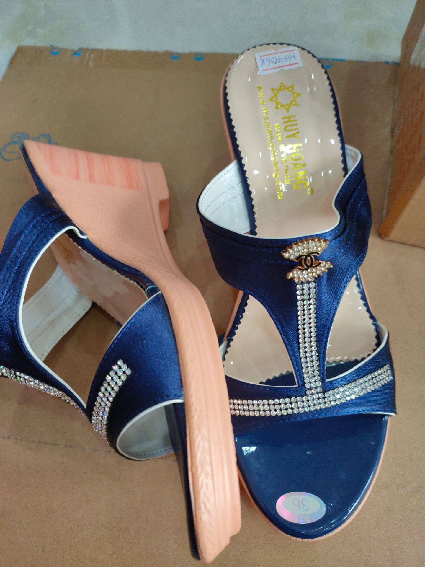 Dép rất đẹp.... nhẹ rất bền mình mua thêm đôi cho chị mình