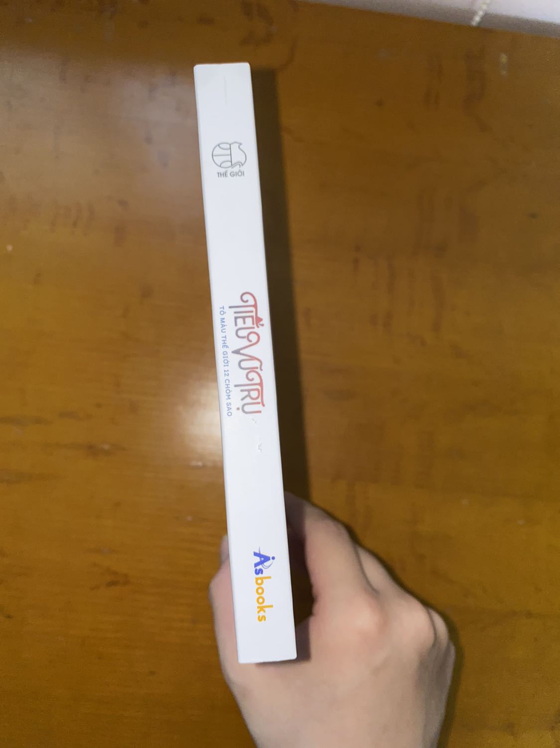 Sách đáng yêu lắm nè. Chất liệu giấy rất tốt để thoả sức dùng các loại màu vẽ. 
Sách có bookcare nên mới cứng lắm.