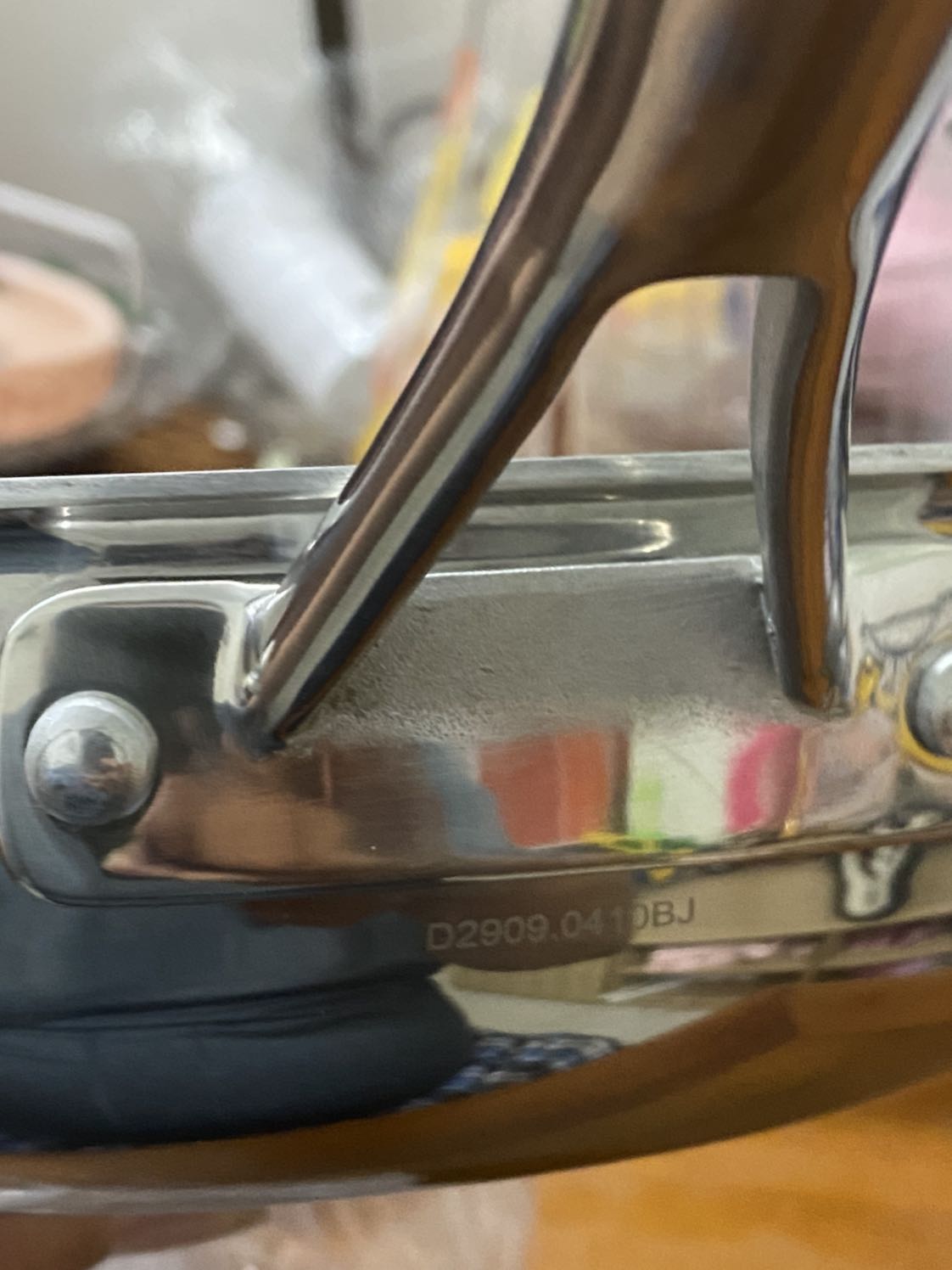 Có 1 nắp bị móp méo, chỗ cán chảo bị lỗi. Đề nghị Tiki hỗ trợ đổi lại 2 món này cho mình. Các món còn lại tốt.

Ngoài ra TikiNow rất chậm trễ, mình đặt giao ngày 13/12, mà đến 16/12 mới giao !