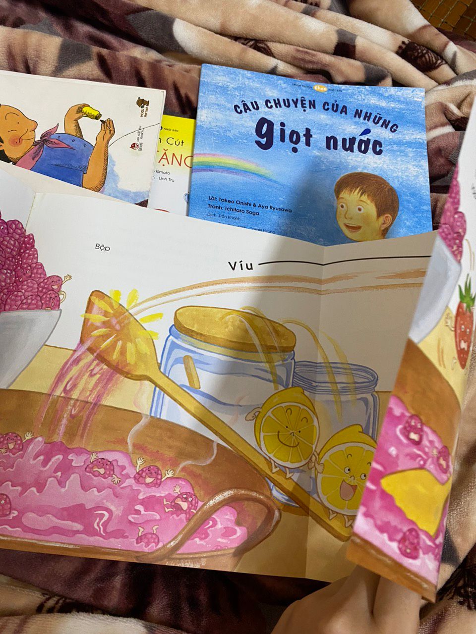 đây là cuốn sách tranh truyện có cách đọc hay nhất mình từng mua cho con, phải nói là có trải nghiệm rất mới