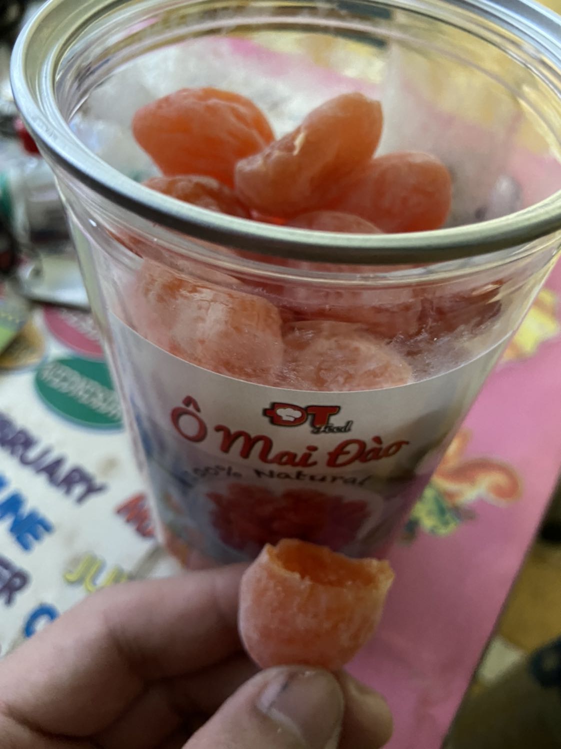 2 sao cho vận chuyển nhanh thôi chứ chất lượng tệ quá! Phải gọi đây là mứt đào chứ sao gọi là ô mai? Vì ô mai vị chua, ngọt, mặn hoà quyện vào nhau, còn cái này chỉ có vị ngọt mà thôi! 
Trái lại to, ăn ngán. Còn thêm dính cái gì đen đen, sợ thật!