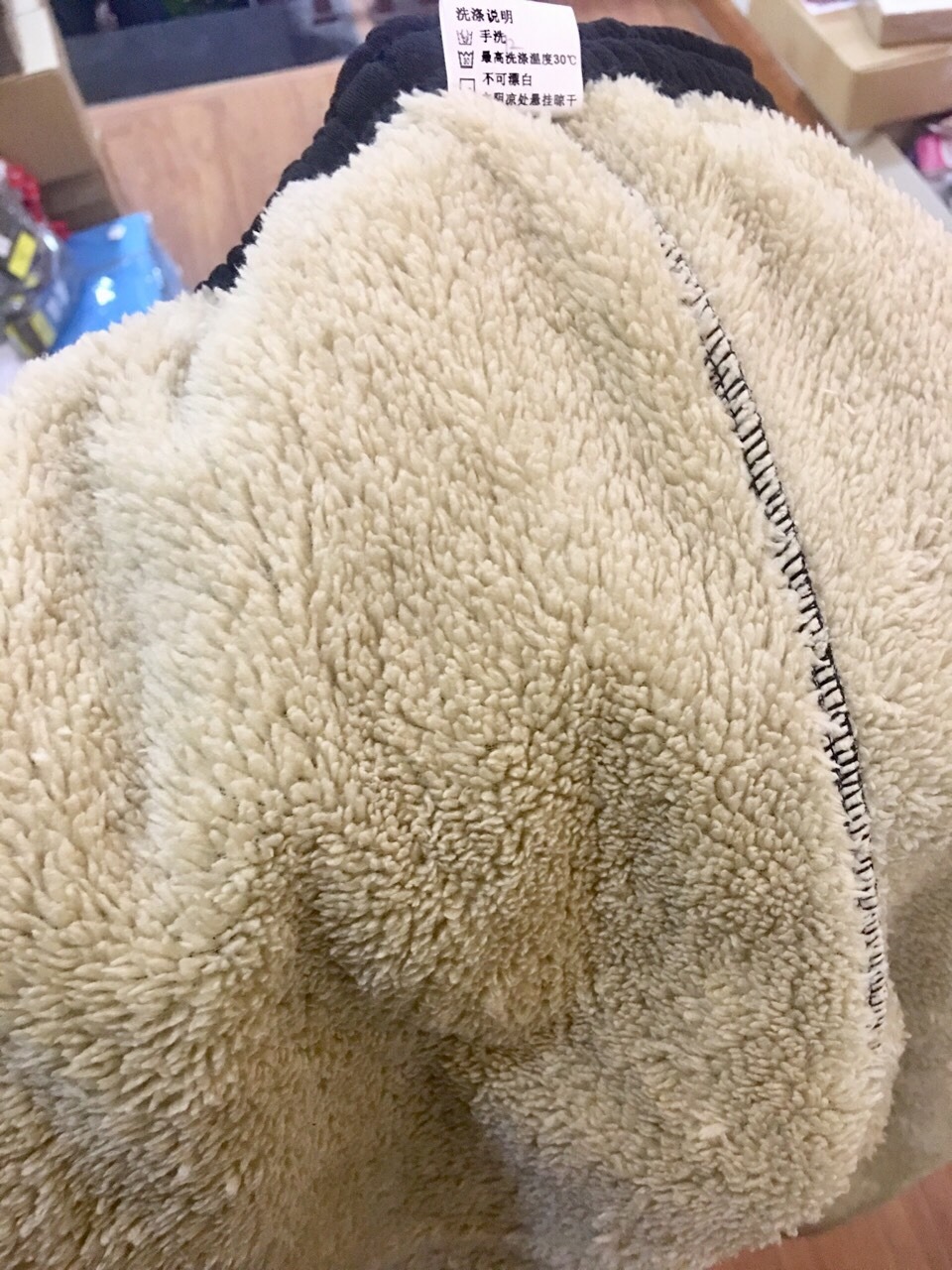 Mới mua được 3 ngày, vội quá mà không có thời gian để phản hồi. nhưng hàng quá tốt, nên phải feedback luôn hihi
-chất vải đánh giá là khá đẹp, ko bị nhão, dáng jogger nên trông thể thao khá khỏe khoắn
-mình mặc thấy cảm giác cao hơn khá nhiều
-các bạn nên kết hợp với áo thun hoặc áo hoodie, hay áo khoác đều ổn
-mặc khi đi học, đi làm đều ok.
-quan trọng chất lông khá ấm và không bị rụng. mặc nó mịn và ko bị ngứa da như nhiều loại quần khác.
-mình mặc size M nên khá vừa. Cho shop 10 điểm nhé! ủng hộ đợt tới nữa!!! Mới mua được 3 ngày, vội quá mà không có thời gian để phản hồi. nhưng hàng quá tốt, nên phải feedback luôn hihi
-chất vải đánh giá là khá đẹp, ko bị nhão, dáng jogger nên trông thể thao khá khỏe khoắn
-mình mặc thấy cảm giác cao hơn khá nhiều
-các bạn nên kết hợp với áo thun hoặc áo hoodie, hay áo khoác đều ổn
-mặc khi đi học, đi làm đều ok.
-quan trọng chất lông khá ấm và không bị rụng. mặc nó mịn và ko bị ngứa da như nhiều loại quần khác.
-mình mặc size M nên khá vừa. Cho shop 10 điểm nhé! ủng hộ đợt tới nữa!!!