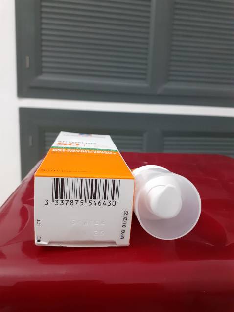 Sản phẩm chống nắng tốt, mình da dầu nhưng không gây bí da, có điều cảm thấy da hơi bóng, không nâng tông da, nên da không được sáng. Sản phẩm chính hãng.