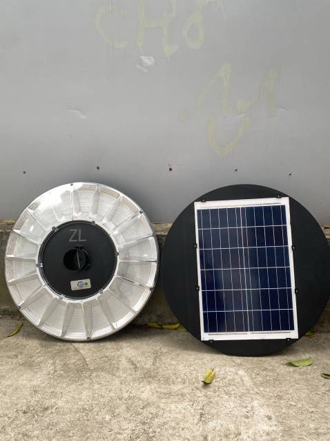 Đèn đẹp, rất chắc chắn nha. Ánh sáng tốt, độ chiếu sáng phủ rộng. Nói chung là đẹp, tốt và chất lượng. Rất đáng mua ạ