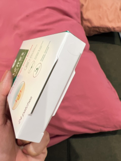 có tiền thì nên dùng miếng dán nhé, chứ mấy con kem trị mụn hơi vô thưởng vô phạt. Kinh qua 1 vạn sản phẩm rồi thì thấy em nhà acnes được nhất, mỏng, ko bị bong khi dính nước, gom cồi cũng ok