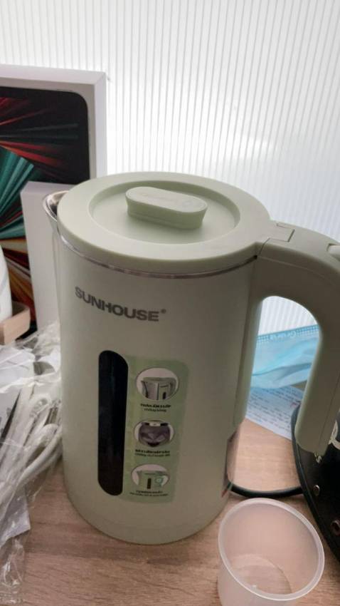 Màu xanh lá rất đẹp mn nên mua nhé. Mình đánh giá cao độ cách nhiệt của thân vỏ, chạm tay vào mặt vỏ ngoài khi nước sôi nhưng không cảm thấy nóng, có đèn báo tiện lợi