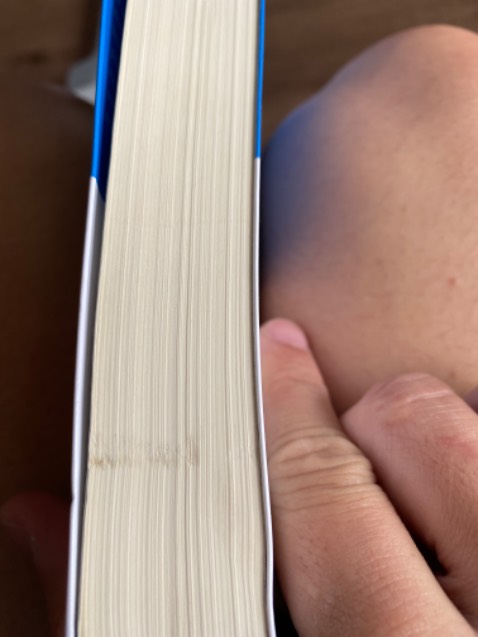 Sách bị xước và bẩn cả bìa lẫn giấy