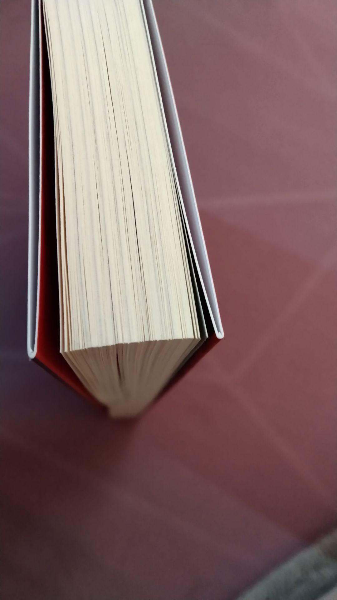 Bìa cứng ổn, art và nội dung bên ngoài đẹp có hứng đọc, khi giao hành không bị móp hay trầy xước gáy sách. Nội dung thì mình ch đọc vì thấy mn review cuốn này hay nên mua về đọc thử ,với lại cuốn này viết về vấn đề tâm lý học đề tài mình hay tò mò:^)