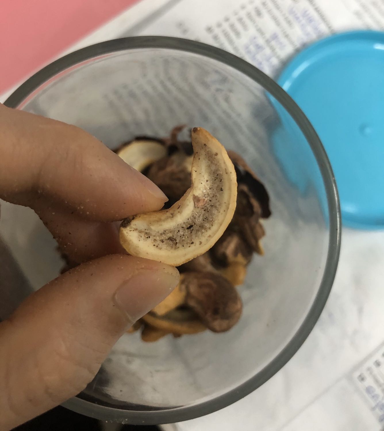 Nhiều hạt bị muối lẫn vô qá mặn ☹️
Số ít hạt ko bị muối lẫn vô thì ngon