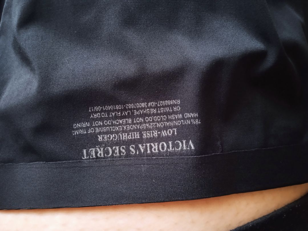 Giao đủ,đúng ,cũng như quần da ,quần tơi chỉ vì dính keo rất nhiều, cắt may hơi cẩu thả ,quần dán keo o phải đúc su đúng nghĩa đen của nó ,55kg đến 65kg nhưng t mặc lại chật ,quần có mùi hóa học nồng lắm luôn ấy, đi giặt phơi rồi vẫn còn mùi ,đóng gói tệ ,chỉ bỏ bọc ni lông đen rồi cột lại,chỉ ở mức tạm !