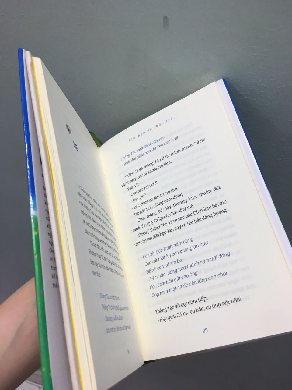 Sách hay và xinh thật sự, mình mua chỉ có 69k thôi, ưng lắm. Câu chuyện mang đến một cái nhìn ngây thơ, yêu đời của cậu bé Tèo. Hay lắm, đọc xong nhận ra cuộc đời dù vẫn còn nhiều khó khăn nhưng trong cái khó khăn đó lại có những điều may mắn giúp ta yêu cuộc đời hơn. Có nhiều chi tiết rất dễ thương và hồn nhiên làm mình tự cười tỉm tỉm luôn á. Chất giấy xin mà phông chữ dễ đọc. Nói chung là tuyệt ?