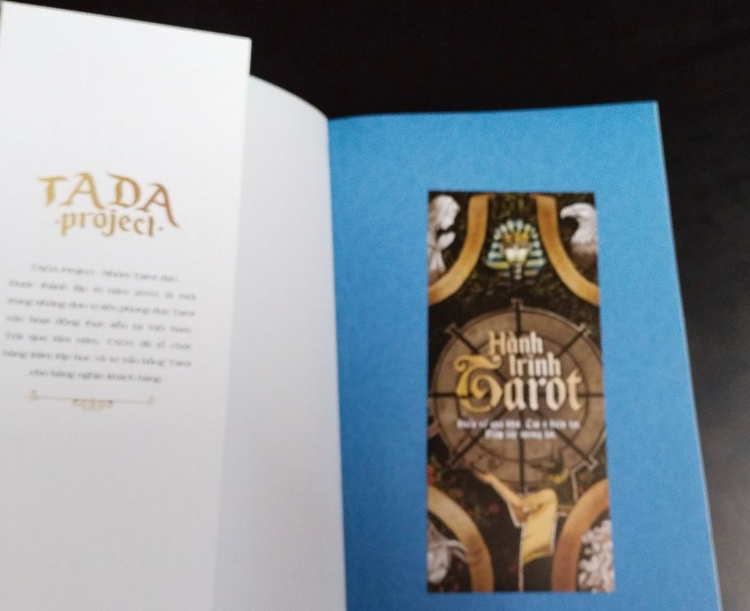 Bìa đẹp, chữ in màu dễ nhìn. Mình vừa mua chưa đọc, mua theo recommend của thầy dạy Tarot của mình nên chưa đánh giá được nội dung.
