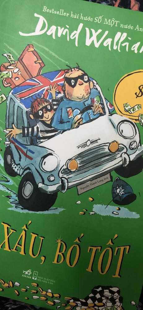 Mình tình cờ biết đến tác giả David Walliams, sau đó liền mua cuốn sách này. Sách hay, dễ thương, nhiều tranh ảnh hài hước lắm, nội dung cũng ý nghĩa nữa