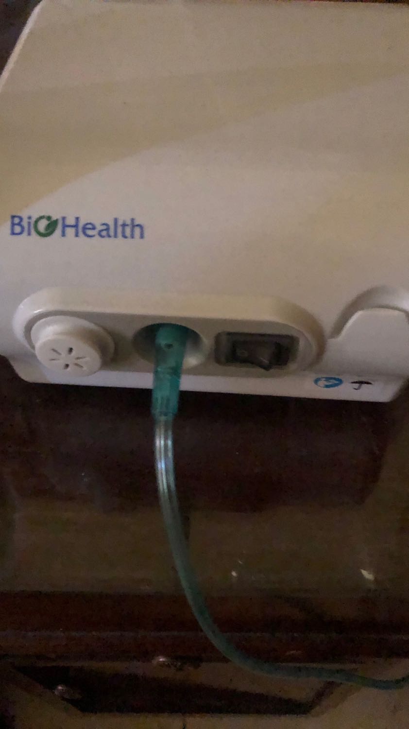 Thiết kế bầu đựng dung dịch hợp lý, không bị đổ nếu lỡ tay để nghiêng 1 chút. Các phần xong mũi , họng có thể dễ dàng mua thay thế ở bên ngoài. Có thể điều chỉnh lượng khí thoát ra.5
Em