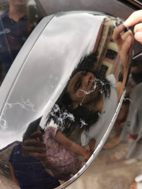 Trời nắng keo chảy ra và dính hết lên xe. Không nên dùng