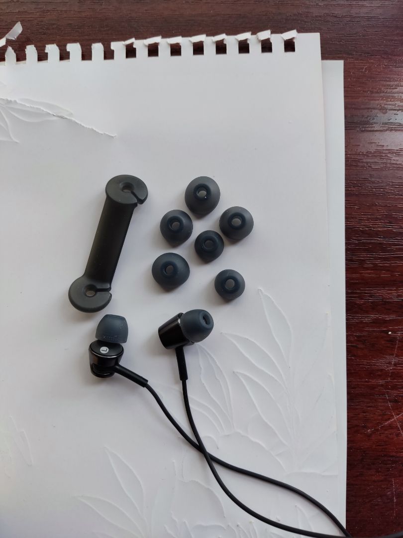 Tai nghe rõ âm, nút tai nghe rất thích, ko bị đau tai. Một số bạn bảo tai nghe ko to là do không phù hợp với hãng đt đó, trên hướng dẫn sd cũng có nêu điều đó. Khi đeo tai nghe là hầu như ko nghe thấy âm thanh bên ngoài luôn, mọi người cần chú ý đừng đeo tai nghe mà tham gia giao thông. Có điều hơi buồn xíu là mic thu âm không to rõ như mình tưởng, hay do mình chưa biết cách chỉnh???. Độ bền thì phải có thời gian để kiểm chứng, mong sd được lâu. Hộp đựng thì là hộp giấy, chắc sony hướng đến bảo vệ môi trg, mình thì vẫn thích đc để trong hộp nhựa hơn, cảm giác tai nghe đc bảo quản tốt khi đến tay người dùng. Tiki giao hàng nhanh, hàng chính hãng. Tai nghe rõ âm, nút tai nghe rất thích, ko bị đau tai. Một số bạn bảo tai nghe ko to là do không phù hợp với hãng đt đó, trên hướng dẫn sd cũng có nêu điều đó. Khi đeo tai nghe là hầu như ko nghe thấy âm thanh bên ngoài luôn, mọi người cần chú ý đừng đeo tai nghe mà tham gia giao thông. Có điều hơi buồn xíu là mic thu âm không to rõ như mình tưởng, hay do mình chưa biết cách chỉnh???. Độ bền thì phải có thời gian để kiểm chứng, mong sd được lâu. Hộp đựng thì là hộp giấy, chắc sony hướng đến bảo vệ môi trg, mình thì vẫn thích đc để trong hộp nhựa hơn, cảm giác tai nghe đc bảo quản tốt khi đến tay người dùng. Tiki giao hàng nhanh, hàng chính hãng.