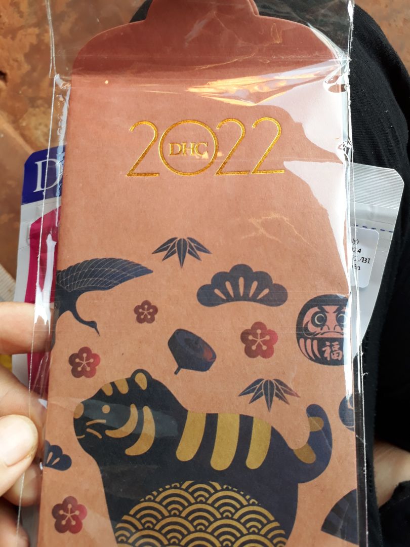 Sp thì chưa dùng nên chưa thể đánh giá về chất lượng. Đóng gói đầy đủ quà tặng kèm, bên cạnh đó Shop còn tặng thêm bao lì xì khá dễ thương. Cảm ơn Shop