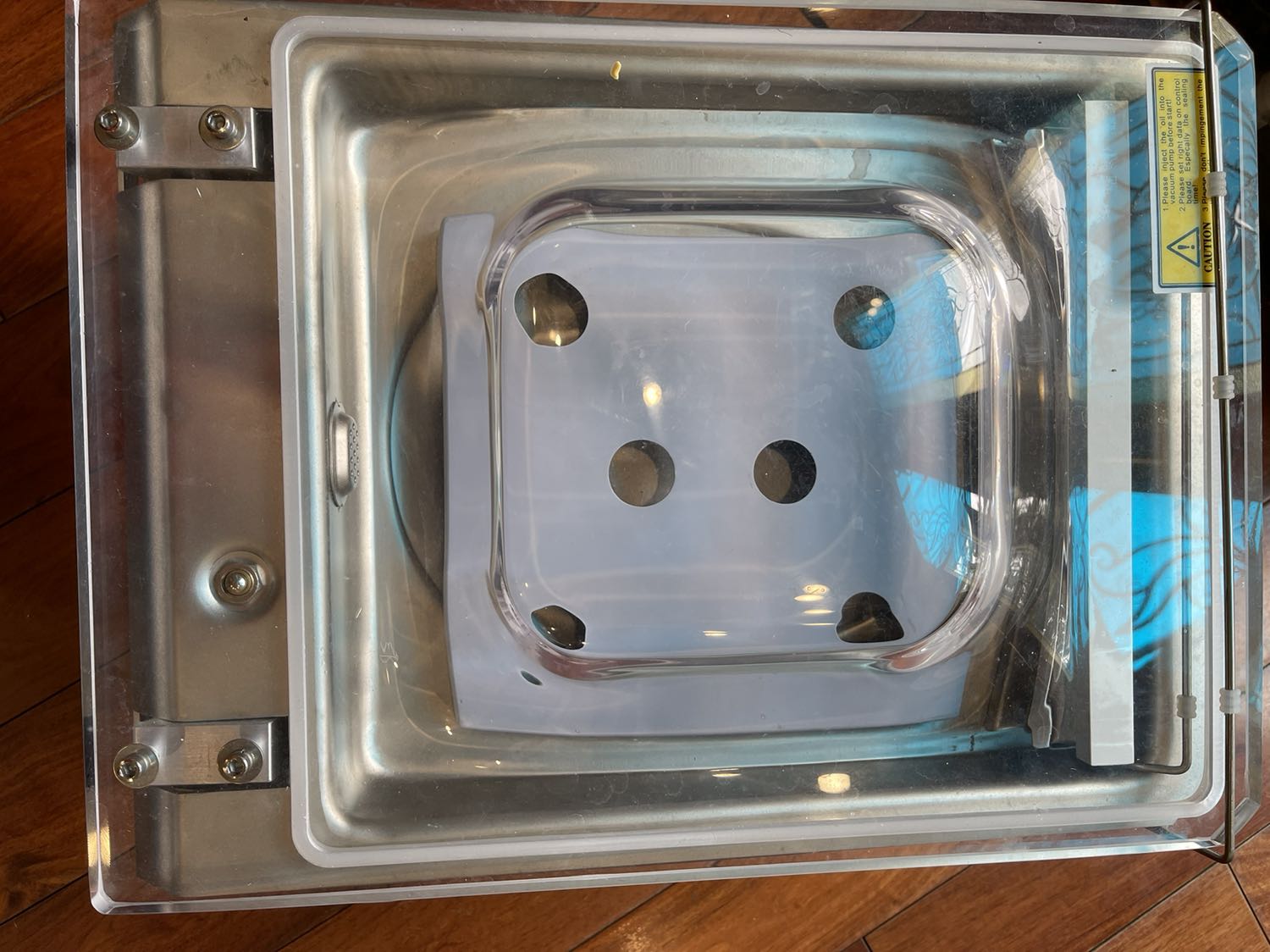 Không có hướng dẫn bằng tiếng việt. Tôi chưa biết sử dụng, nhất là việc tháo dỡ để đổ dầu vào máy. 
Tôi cần sự trợ giúp cyar các bạn bên kỹ thuật.