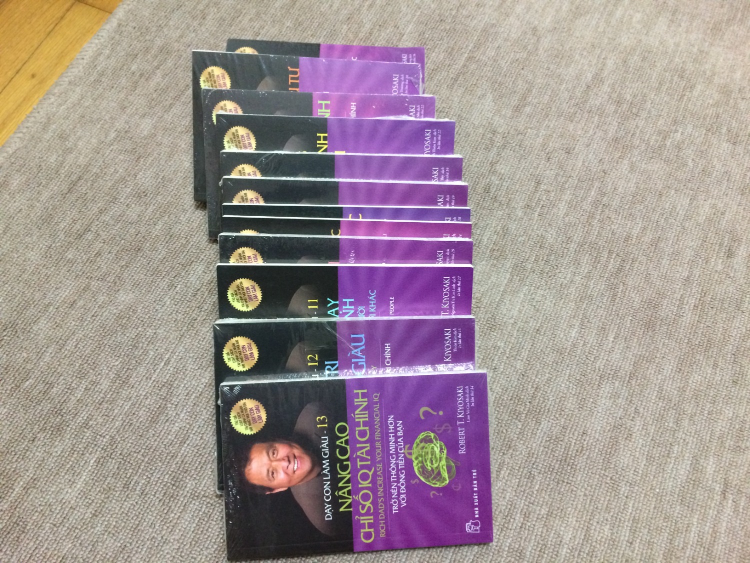 tổng thể thì rất tốt. sách cầm rất nặng tay mình rất thích điểm này. tuy nhiên có 2 quyển chắc lô khác đóng nên cầm nhẹ hơn. đóng gói rất cẩn thận mỗi quyển đều được bọc nilon. mình rất hài lòng.